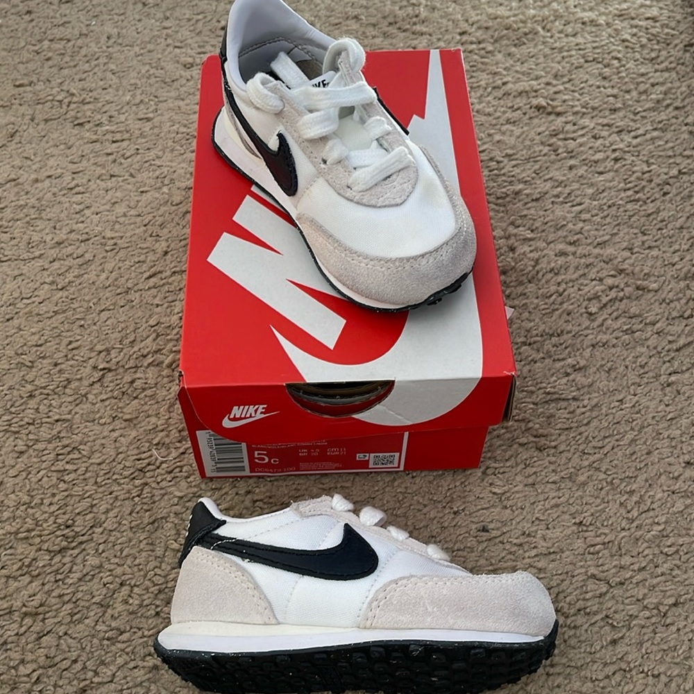Sz 5 toddler Nike Sneakers